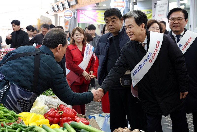 김태흠 충남도지사가 전통시장을 찾아 상인과 소통하며악수하고 있다. / 충남도 제공