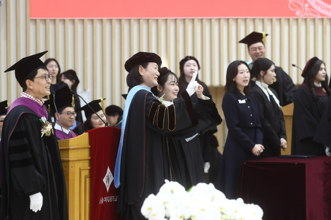 이윤선 총장이 졸업생에게 학위를 수여한 뒤 기념촬영을 하고 있다. (사진제공=서울여대)