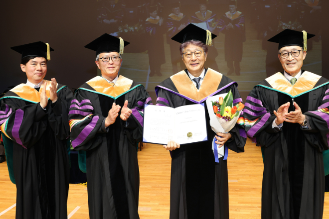구자겸 회장 명예 경영학박사 수여식 기념사진. (왼쪽부터) 중앙대 김주헌 대학원장, 박세현 17대 총장, 구자겸 NVH코리아 회장, 이현순 학교법인 중앙대학교 이사장. (사진제공=중앙대)
