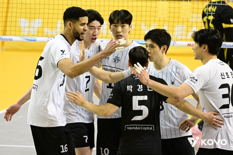 현대캐피탈, 삼성화재 3-0 완파…상대전 12연승에 선두 굳히기