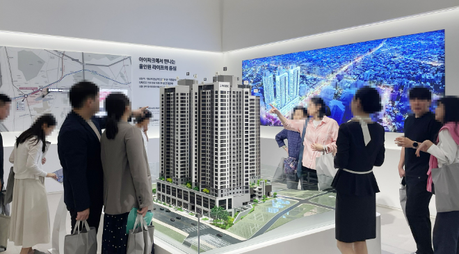 HDC현대산업개발은 최근 전국 주요 사업장에서 연이어 완판을 기록하며 아이파크 브랜드에 대한 신뢰를 다시 한번 입증했다. 사진은 지난 9월 분양해 조기 완판에 성공한 상봉 센트럴 아이파크의 모델하우스 분양 현장