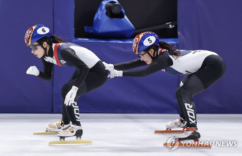 동계올림픽 쇼트트랙 여자 3000m 계주 준결승에서 최민정이 김길리와 주자 교대를 하고 있다. / 사진=연합뉴스