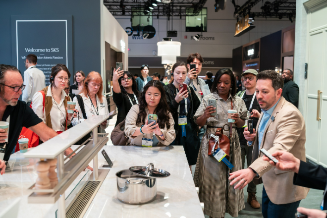 LG전자가 현지시간 17일부터 19일까지 美 올랜도에서 열리는 북미 최대 주방·욕실 전시회 ‘KBIS 2026’에 참가해 주택과 고객의 일상을 바꾸는 맞춤형 프리미엄 제품과 솔루션을 선보인다. LG전자는 초프리미엄 가전 ‘SKS’의 조리대·수납장·가전 기능을 통합한 아일랜드 시스템 제품을 선보인다. 조리대 아래 숨겨진 ‘히든 인덕션’은 사용할 때만 불빛으로 화구가 표시돼 주방을 깔끔하게 유지할 수 있으며, ‘일체형 후드’는 사용하지 않을 때 조리대 아래로 완전히 사라지고 에어커튼 기술로 조리 중 발생한 연기, 유증기를 아래쪽 통풍구로 유도해 쾌적한 조리 환경을 만든다. 이 밖에도 LG전자는 ▲사용 패턴을 분석해 시간대별 냉각·제빙 성능을 자동 최적화하는 ‘36인치 컬럼(Column) 냉장고· 냉동고’ ▲용기의 위치에 따라 자동으로 화력을 조절하는 ‘36인치 풀플렉스(Full-Flex) 인덕션 쿡탑’ 등 SKS 주방 가전 신제품도 공개한다.