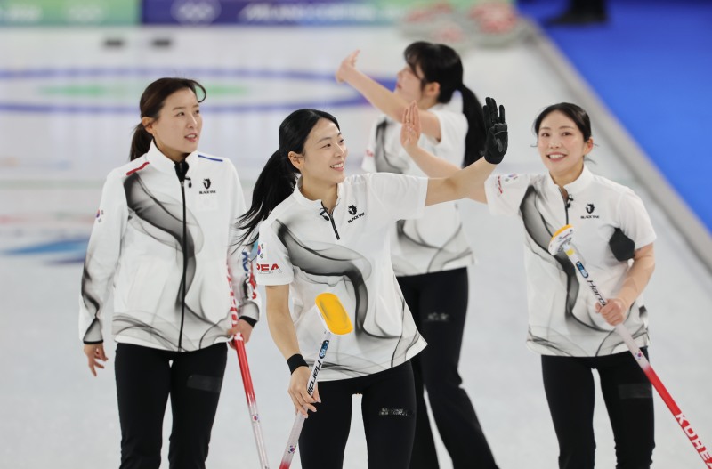 스웨덴 상대로 승리 거둔 여자 컬링. 사진(코르티나담페초=연합뉴스)