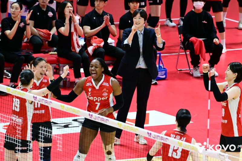 페퍼저축은행, 정관장 3-2 격파...후반기 뒷심은 여전했다