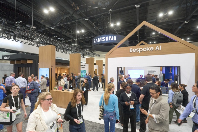 관람객이 미국 플로리다주 올란도에서 열린 북미 최대 규모의 주방·욕실 전시회'KBIS 2026(The Kitchen & Bath Industry Show 2026)'에서 '비스포크 AI 가전'과 럭셔리 빌트인 '데이코(Dacor)' 라인업을 구경하고 있다./삼성전자