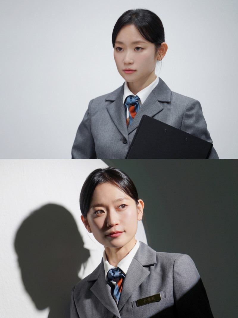 ‘불란서 금고 - 북벽에 오를 자 누구더냐’ 김슬기, 포스터 촬영 비하인드 공개…의뭉스러운 은행원으로 완벽 변신