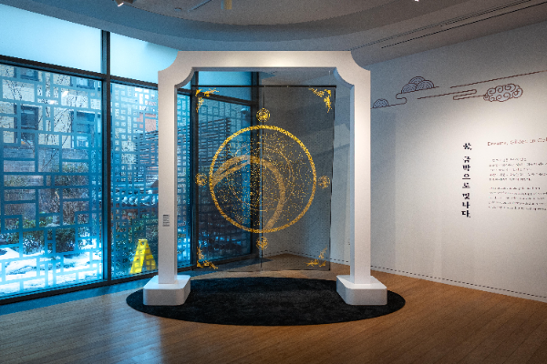 뉴욕한국문화원 전시실에 설치된 금박장 김기호 보유자의 '천상열차분야지도'