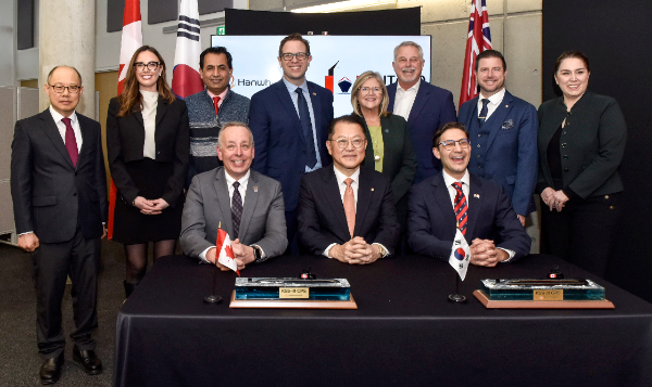 (앞줄 왼쪽부터) 폴 암스트롱 모호크대학 총장, 김희철 한화오션 대표, 숀 파둘로 온타리오조선소 대표가 18일(현지시간) 캐나다에서 전략적 협력 의향서(LOI)를 체결한 뒤 캐나다 국회의원 등 관계자들과 함께 기념촬영을 하고 있다. 사진=한화오션