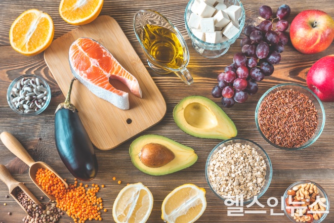 다이어트 중 지방을 무조건 피하기보다 견과류나 올리브유 같은 양질의 불포화지방을 적절히 섭취하는 것이 포만감 유지와 영양 균형에 도움이 된다. (이미지 제공=클립아트코리아)