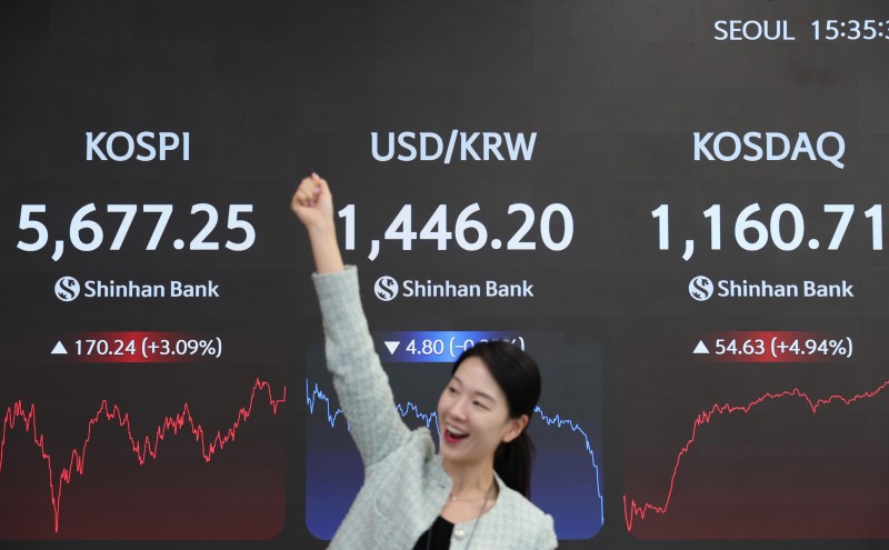 19일 15시 30분경 신한은행 본점 현황판 모습./신한은행