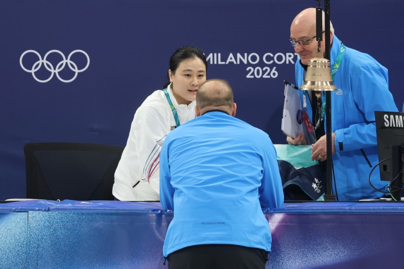 심판진과 대화 나누는 김민정 코치. 사진(밀라노=연합뉴스)