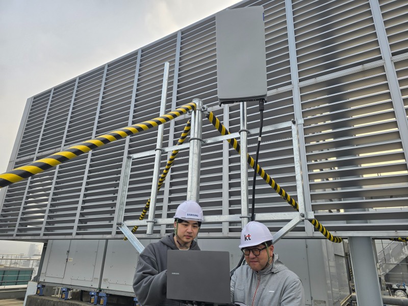 삼성전자 차세대통신연구센터와 KT 연구진이 서울 우면동 소재 삼성전자 서울R&D캠퍼스에서 초고집적 다중 안테나 기술을 검증하고 있다./삼성전자