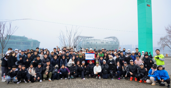 지난 14일, ‘션과 함께하는 밸런타인데이 기부런’ 참가자들이 기념촬영을 하고 있다. 이날 모금된 참가비 전액은 위기가정아동을 돕기 위해 홀트아동복지회로 전달됐다.