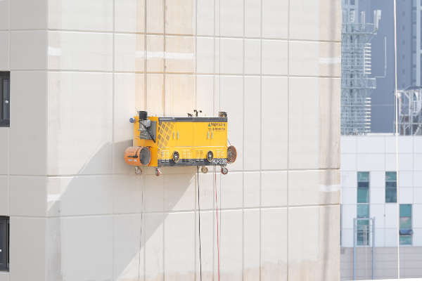 현대엔지니어링이 시공 중인 아파트 현장에서 외벽도장로봇을 시연하고 있다.