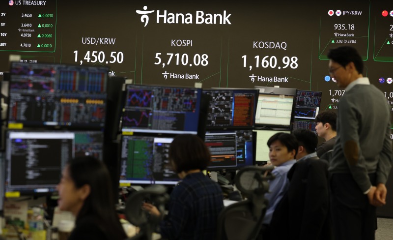 코스피가 전 거래일(5677.25)보다 19.64포인트(0.35%) 상승한 5696.89에 개장한 20일 오전 서울 중구 하나은행 딜링룸 전광판에 지수가 표시되고 있다./뉴시스