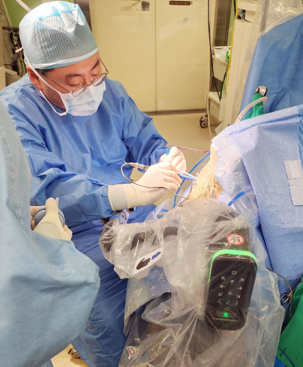 장원석 세브란스병원 신경외과 교수가 뇌로봇수술을 진행 중이다. (사진 제공=세브란스병원)