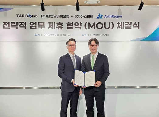 (왼쪽부터) 심진형 티앤알바이오팹 CTO와 왕준호 아스리젠 대표이사가 전략적 업무 제휴 협약 체결식에서 기념사진을 촬영하고 있다. (사진 제공=티앤알바이오)