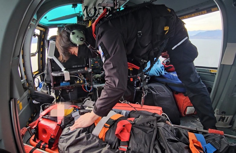 환자 이송 중 응급처치를 하고 있는 서해해경청 소속 응급구조사 (사진제공=서해지방해양경찰)