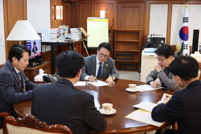 더불어민주당 충청북도 지역 국회의원들(임호선, 송재봉, 이강일 의원)이 김민석 국무총리를 만나 충북 발전의 핵심 현안 해결을 위한 정부 차원의 적극적인 지원을 건의했다. 사진=임호선 의원실
