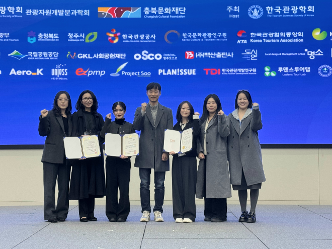 제99차 한국관광학회 국제학술대회에 참가한 미래혁신관광연구실 연구원 (왼쪽부터 조유정 연구원, 조지현 연구원, 박주란 연구원, 신학승 교수, 장선우 연구원, 이하은 연구원, 사영설 연구원) / (사진제공=한양대)