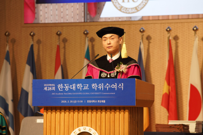 박성진 한동대 총장이 제28회 학위수여식에서 식사를 전하고 있다. (사진제공=한동대)