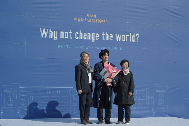 졸업생이 소중한 이들과 함께 학위수여식을 기념하고 있다. (사진제공=한동대)
