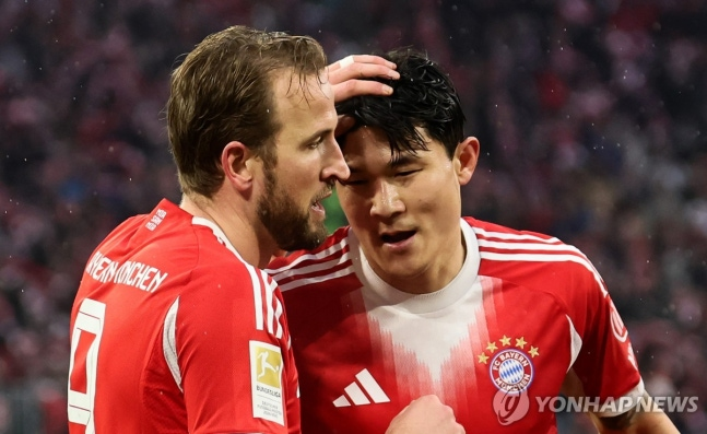 김민재(오른쪽)와 콜 세리머니 하는 해리 케인. / 사진=연합뉴스