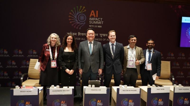 20일(현지시간) 인도 뉴델리 바라트 만다팜에서 열린 유네스코와 유엔 인권최고대표사무소 공동 주관 행사에 참가한 관계자들이 기념 사진 촬영을 하고 있다./LG