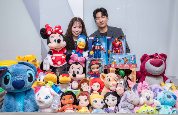 20일 오전, 서울시 강남구에 위치한 현대백화점 무역센터점 지하1층 대행사장에서 직원들이 디즈니 스토어의 굿즈 상품을 소개하고 있다.