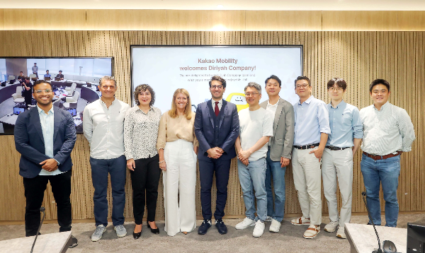 지난해 9월 카카오모빌리티 사옥을 방문한 디리야컴퍼니 관계자들이 류긍선 대표(사진 오른쪽 다섯 번째) 등 카카오모빌리티 관계자들과 함께 기념 촬영을 하고 있다.