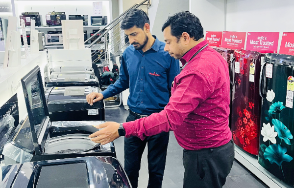 : LG전자가 인도 고객의 취향, 라이프스타일, 구매력을 감안해 기획한 전용 가전 ‘에센셜 시리즈(Essential Series)’를 선보였다. 사진은 현지 가전 매장에서 판매 중인 에센셜 시리즈의 모습.