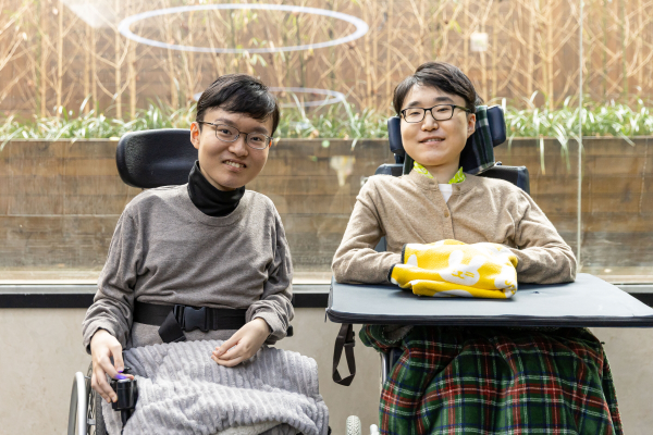 쿠팡 e스포츠팀 김민준 선수(왼쪽)와 김규민 선수