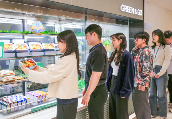 현대그린푸드가 운영하는 단체급식 사업장에서 고객사 임직원들이 간편식을 받기 위해 줄을 선 모습