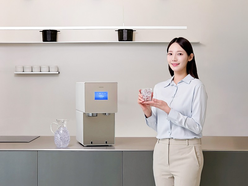 삼성전자 모델이 하루 최대 8kg의 강력한 제빙 성능에 AI 기반 사용자 맞춤 기능을 갖춘 '비스포크 AI 얼음정수기' 신제품을 소개하고 있다./삼성전자