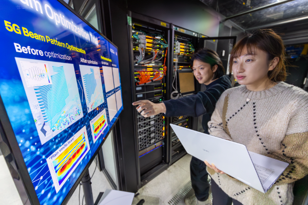 KT직원들이 빔패턴 최적화 기술 검증을 진행하는 모습
