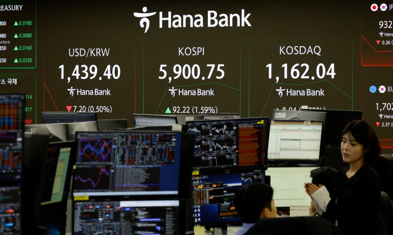 코스피가 전 거래일(5808.53)보다 94.58포인트(1.63%) 상승한 5903.11에 개장한 23일 오전 서울 중구 하나은행 딜링룸 전광판에 지수가 표시 되고 있다./뉴시스