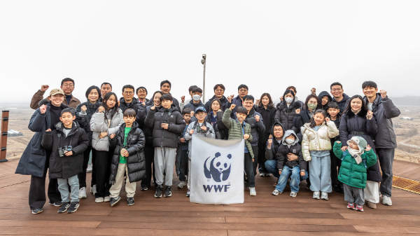 GS건설 직원 및 가족들이 ‘두루미 탐조 가족프로그램’에 참여하고 단체사진을 찍고 있다 (GS건설 제공)