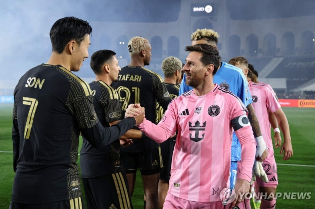 경기 전 손흥민(왼쪽)과 악수하는 메시. / 사진=연합뉴스