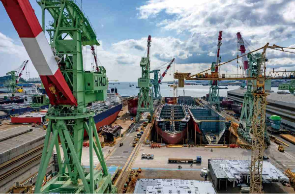 HD현대미포(현 HD현대중공업) 울산 조선소 도크에서 선박이 건조되고 있다. 사진=HD현대