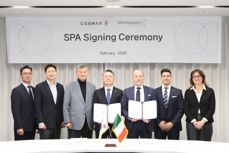 (경기도 성남시 코스맥스 판교사옥에서 열린 SPA 체결식에서 이경수 코스맥스그룹 회장(왼쪽 세번째), 최경 코스맥스 대표이사 부회장(왼쪽 네번째), 이병주 코스맥스비티아이 대표이사 부회장(왼쪽 두번째), 마우로 프란조니(Mauro Franzoni) 케미노바 대표이사(오른쪽 세번째) 등 양사 관계자들이 기념사진을 촬영하고 있다.)