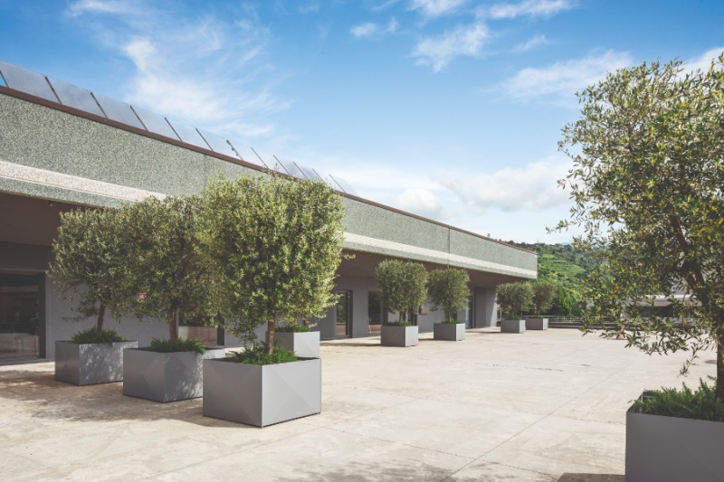 (이탈리아 브레시아에 위치한 케미노바 공장 전경 및 생산 장면)