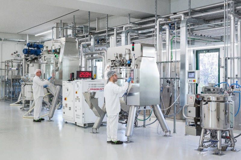 (이탈리아 브레시아에 위치한 케미노바 공장 전경 및 생산 장면)