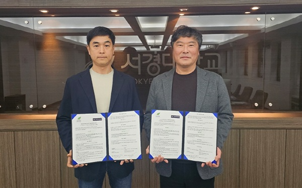김범조 케이에이씨미디어그룹 대표(왼쪽)와 김범준 서경대학교 총장(오른쪽)이 글로벌 교육 협력을 위한 업무협약 체결 후 기념 촬영을 하고 있다. (사진=케이에이씨미디어그룹 제공)