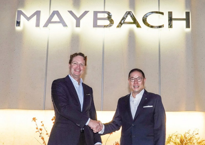 조현상 HS효성 부회장(오른쪽)과 올라 칼레니우스 메르세데스-벤츠 그룹 이사회 의장 겸 CEO(왼쪽)가 서울 강남구 마이바흐 브랜드센터 서울에서 기념촬영을 하고 있다. /사진 제공=HS효성