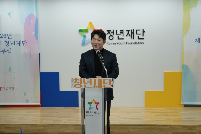 ▲오창석 이사장이 청년재단 직원들과 주 4.5일제 도입 등에 대해 논의하고 있다