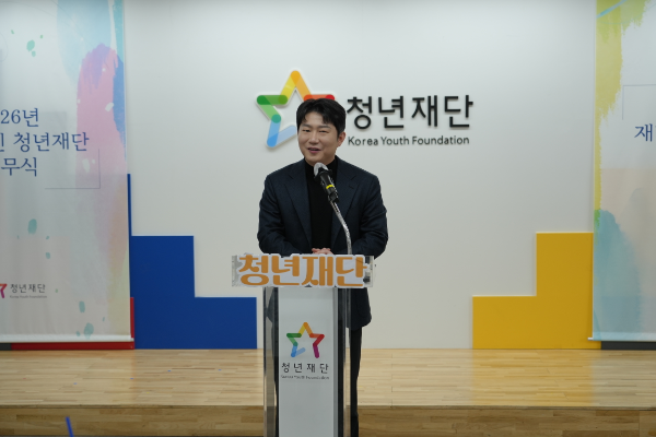 ▲오창석 이사장이 청년재단 직원들과 주 4.5일제 도입 등에 대해 논의하고 있다