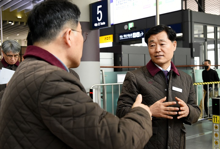 오는 25일부터 시작하는 SRT-서울역, KTX-수서역 시범 교차운행을 앞두고 정왕국 에스알 대표이사(사진 오른쪽)가 23일 수서역을 찾아 준비 상황을 점검했다./에스알