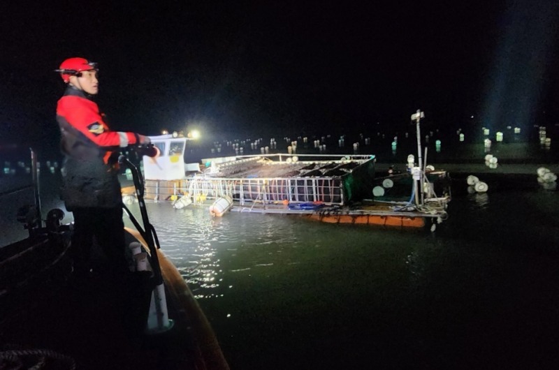 침수 선박 구조 작업 중인 완도해경 (사진제공=완도해양경찰)