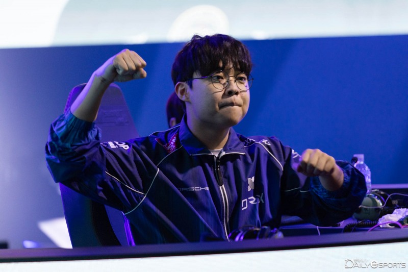 풀세트 접전 끝 위기를 넘기고 8강에 합류한 '찬' 박찬화.